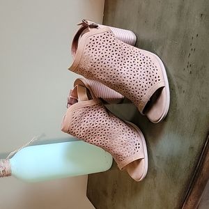 Universal thread sandals.  Size 8